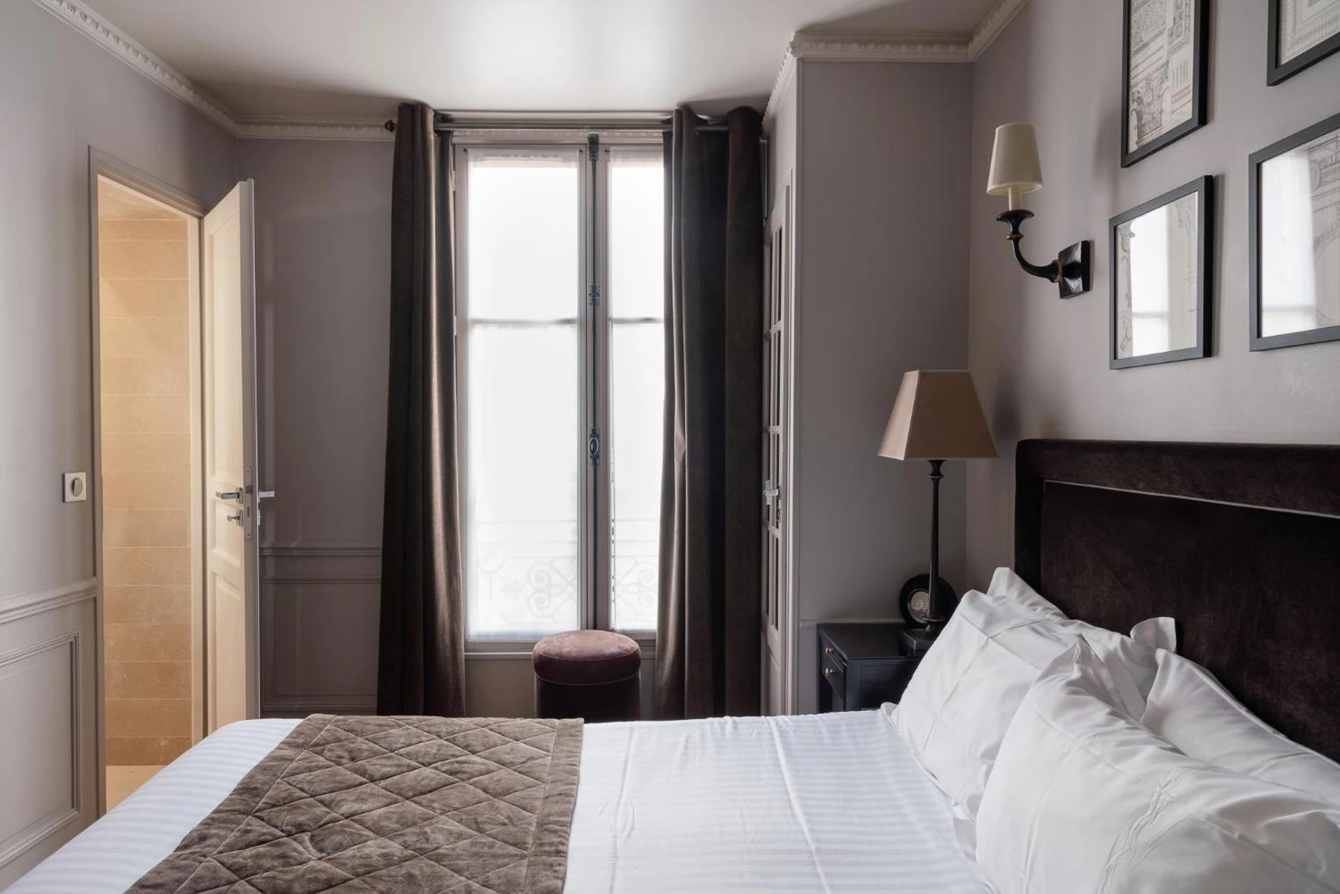 Magnifique chambre pour un séminaire d'entreprise à Hotel Saint-Louis Pigalle - Paris