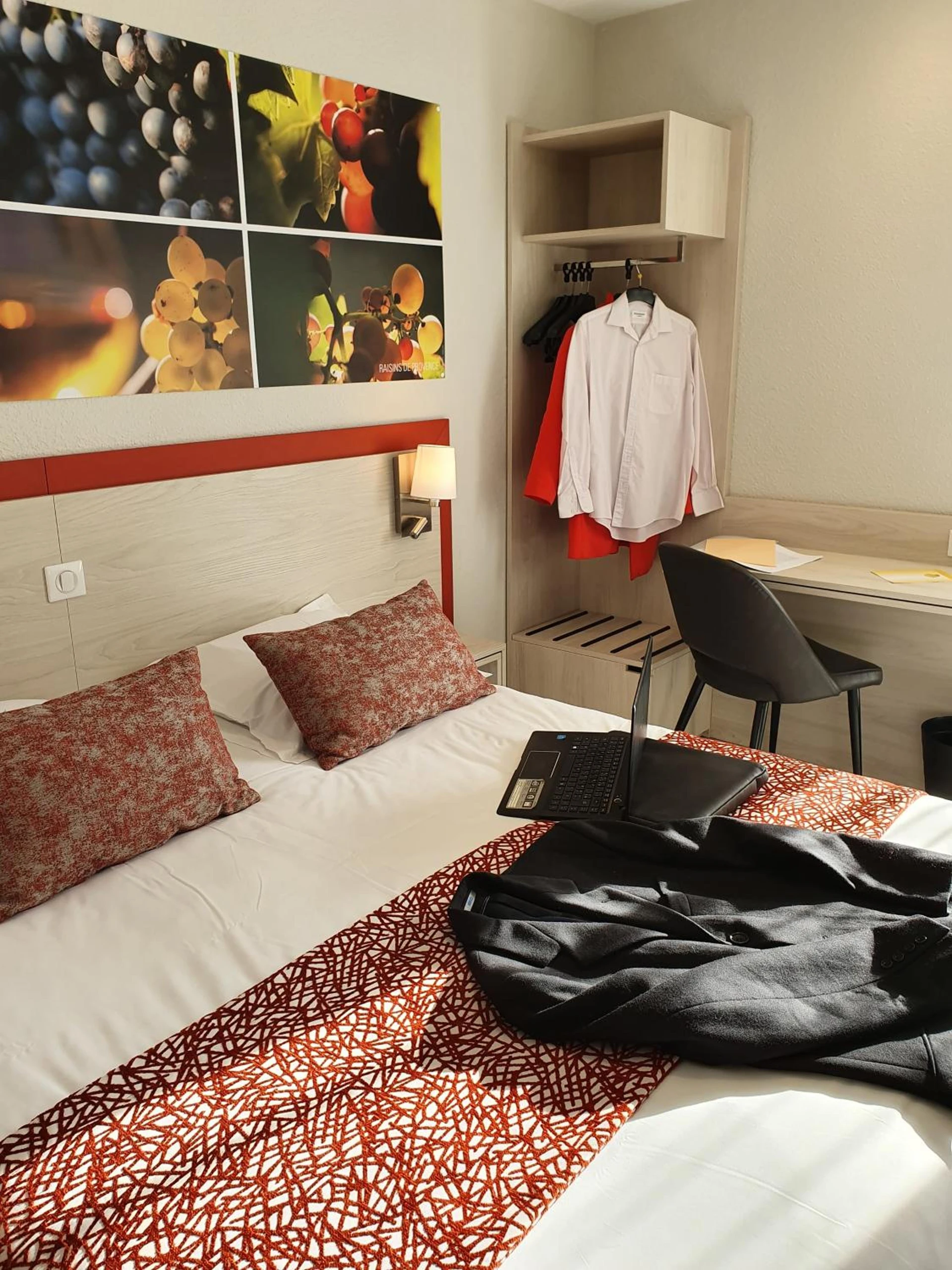 Chambre disponible pour un séminaire d'entreprise à Hôtel Saint Louis - Le Thor