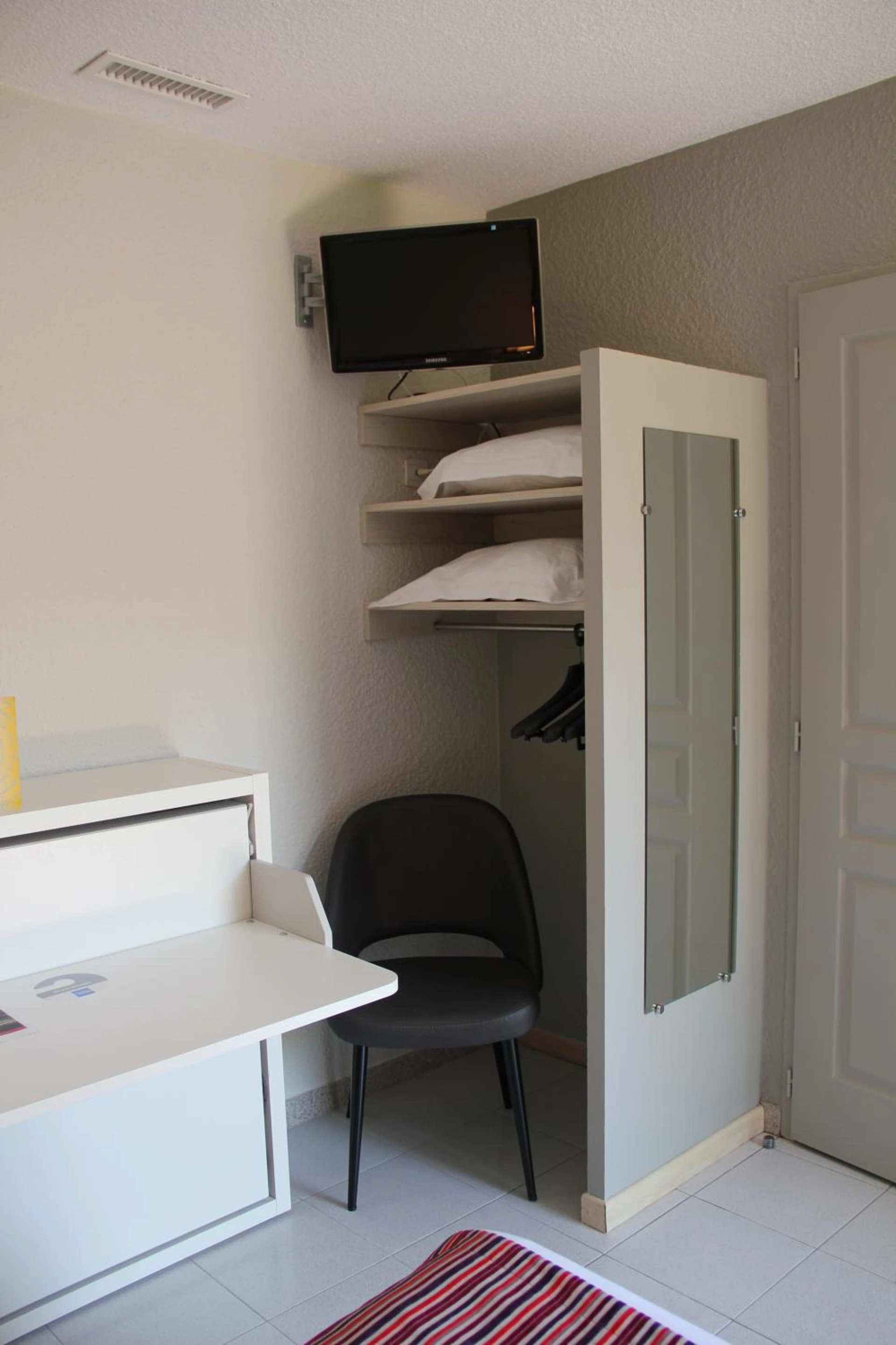 Magnifique chambre pour un séminaire d'entreprise à Hôtel Saint Louis - Le Thor