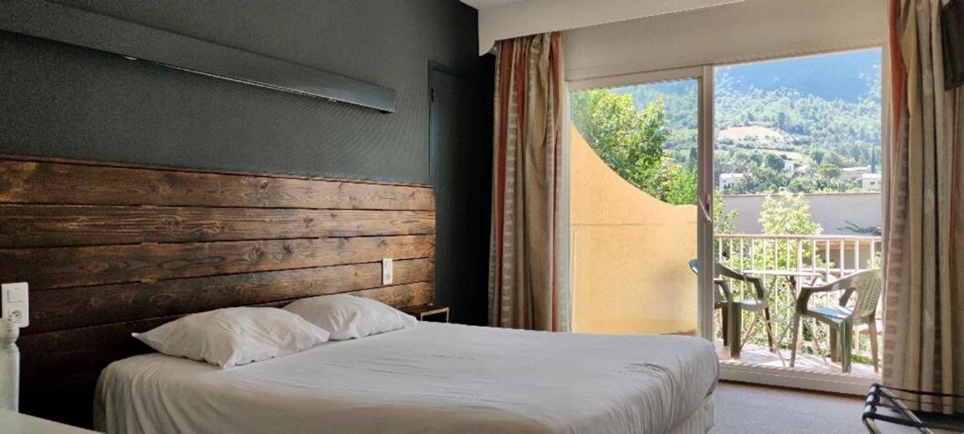 Chambre disponible pour un séminaire d'entreprise à Hôtel Sous l'Olivier - Buis-les-Baronnies