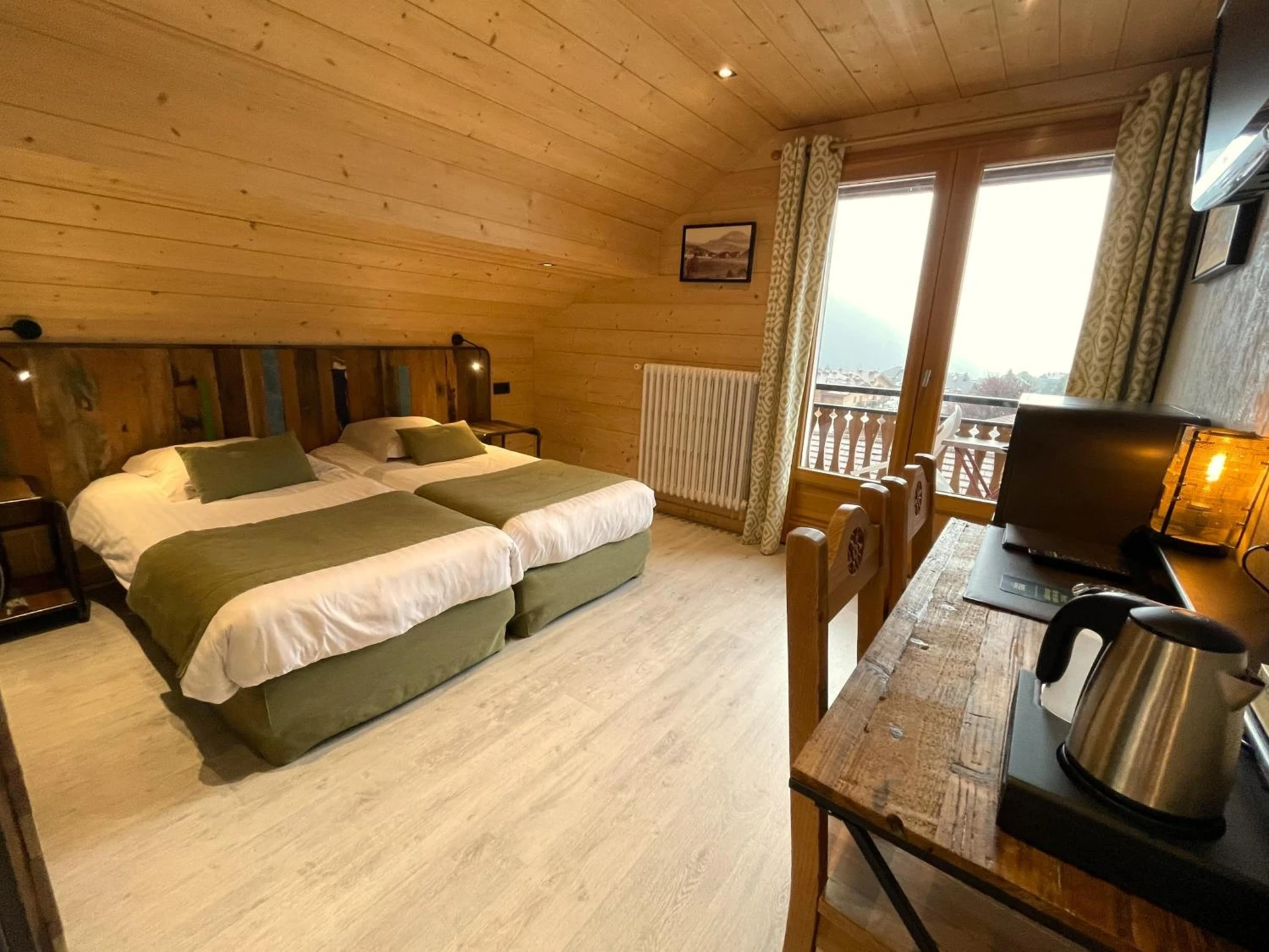 Chambre disponible pour un séminaire d'entreprise à Logis Hotel & Spa Beau-Site - Saint-Jean-de-Sixt