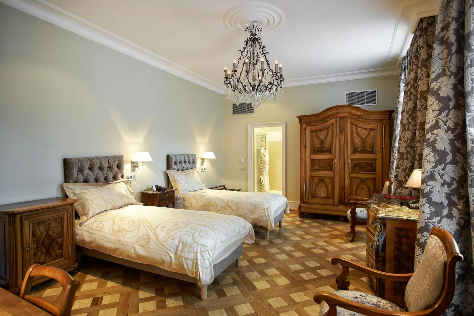 Chambre disponible pour un séminaire d'entreprise à Hôtel & Spa Le Bouclier D'or - Strasbourg