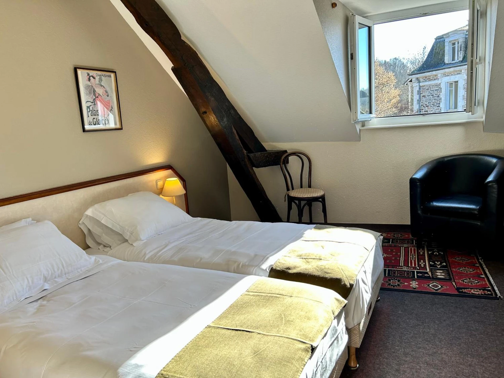 Chambre disponible pour un séminaire d'entreprise à Logis Hôtel Teyssier - Uzerche