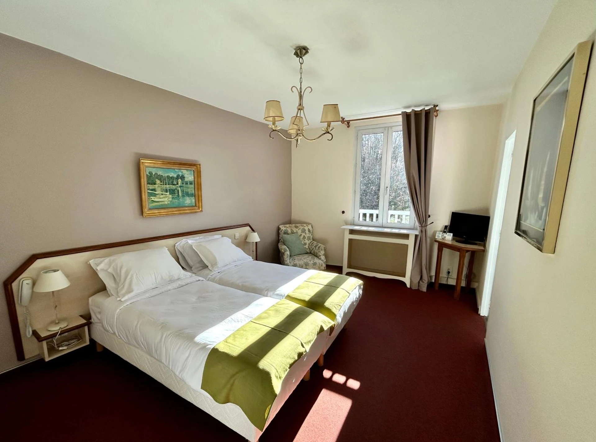 Chambre disponible pour un séminaire d'entreprise à Logis Hôtel Teyssier - Uzerche