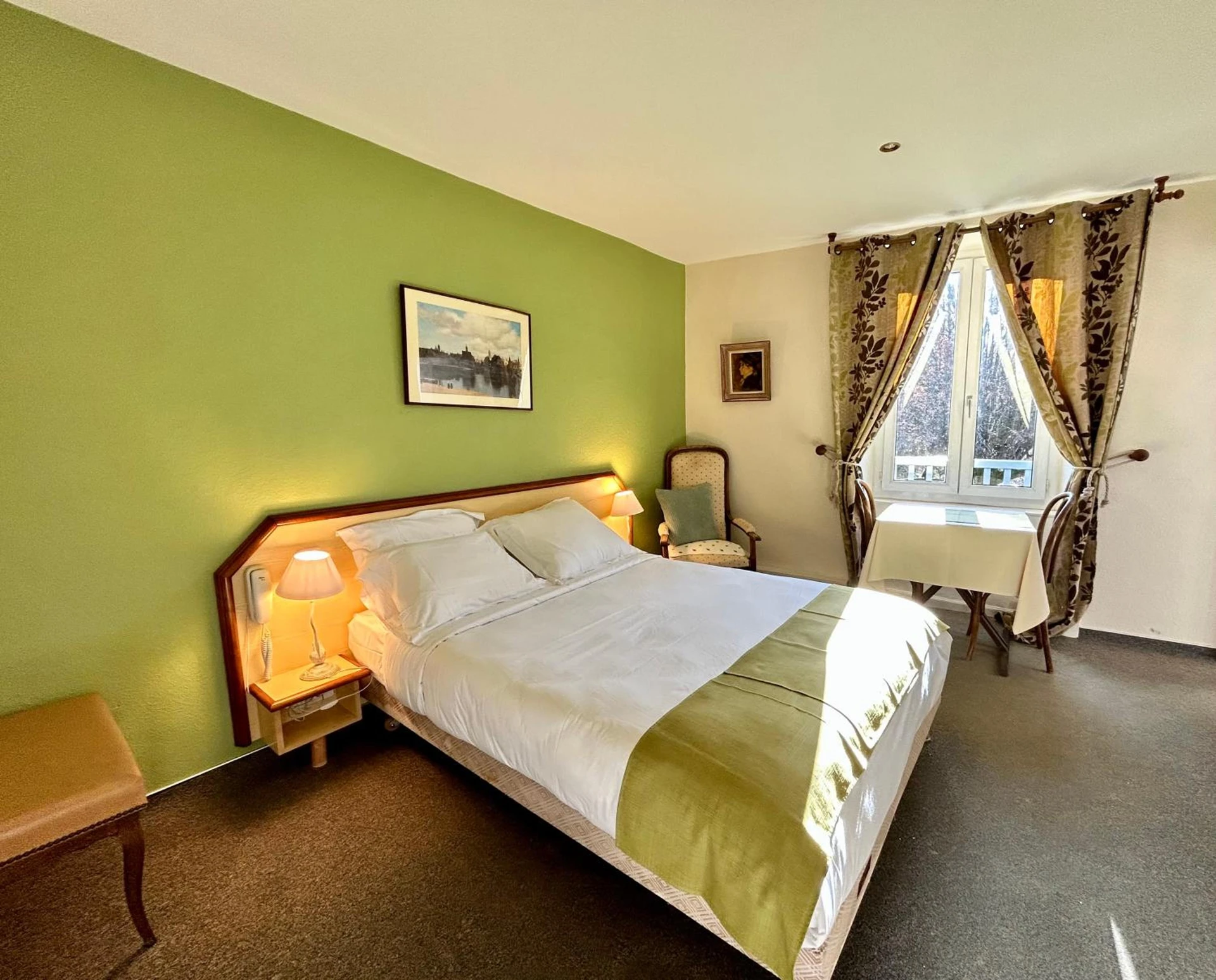 Chambre disponible pour un séminaire d'entreprise à Logis Hôtel Teyssier - Uzerche