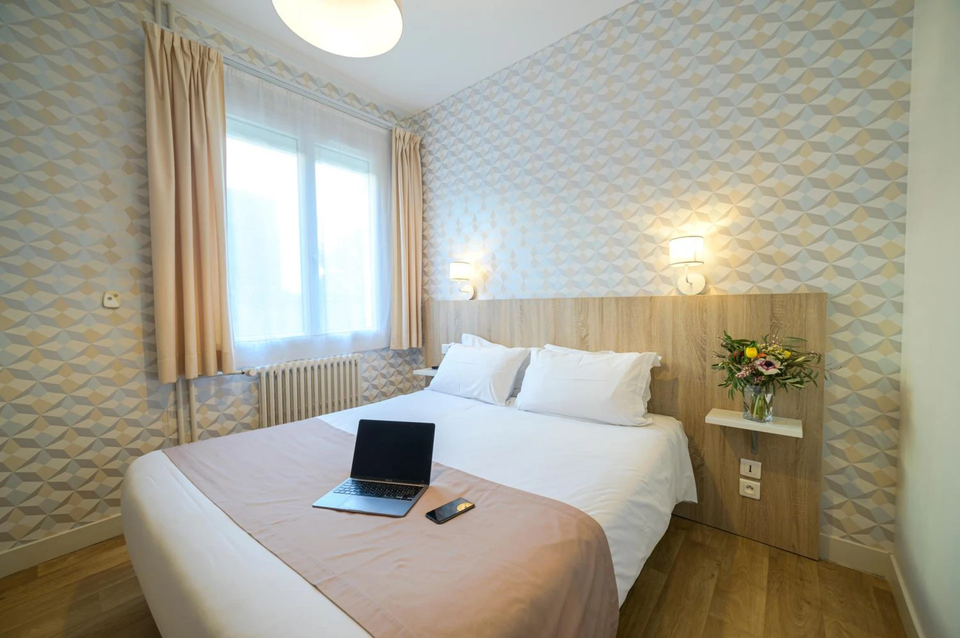 Chambre disponible pour un séminaire d'entreprise à The Originals Boutique, Hôtel Normandie, Auxerre - Auxerre
