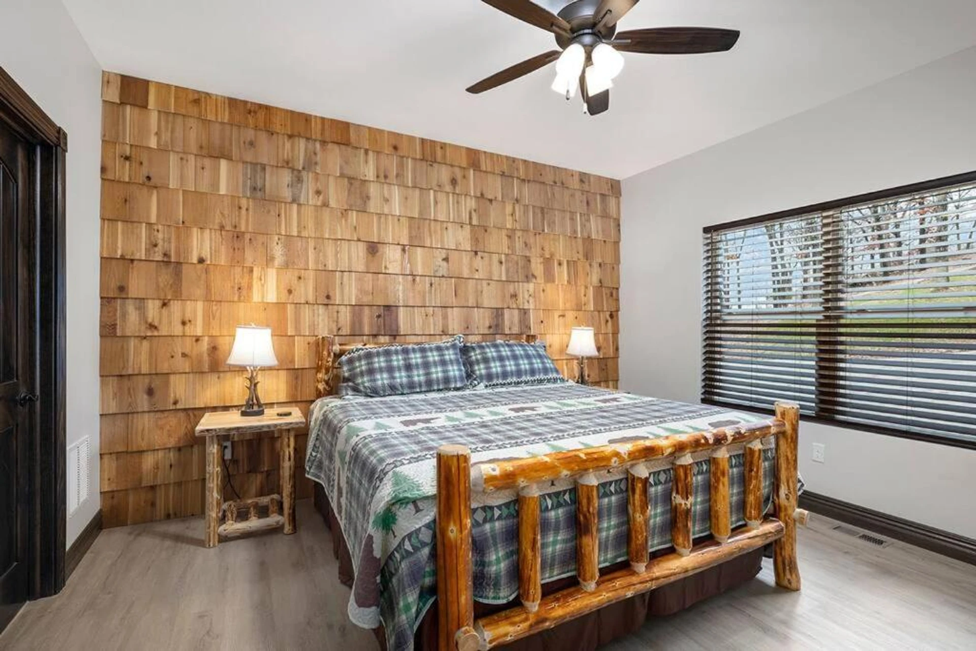 Chambre disponible pour un séminaire d'entreprise à Rock and Timber Lodge - Branson