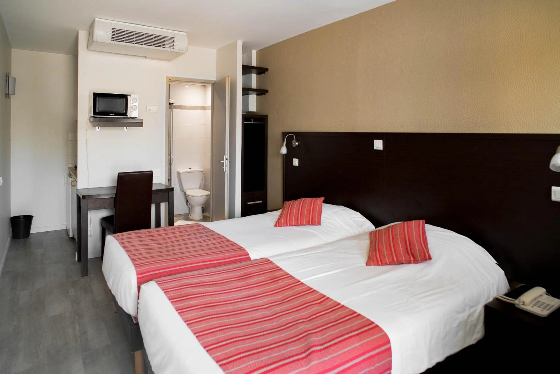 Chambre disponible pour un séminaire d'entreprise à Top Motel - Istres