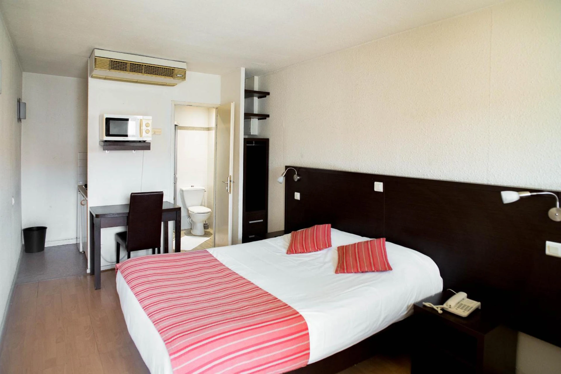 Chambre disponible pour un séminaire d'entreprise à Top Motel - Istres