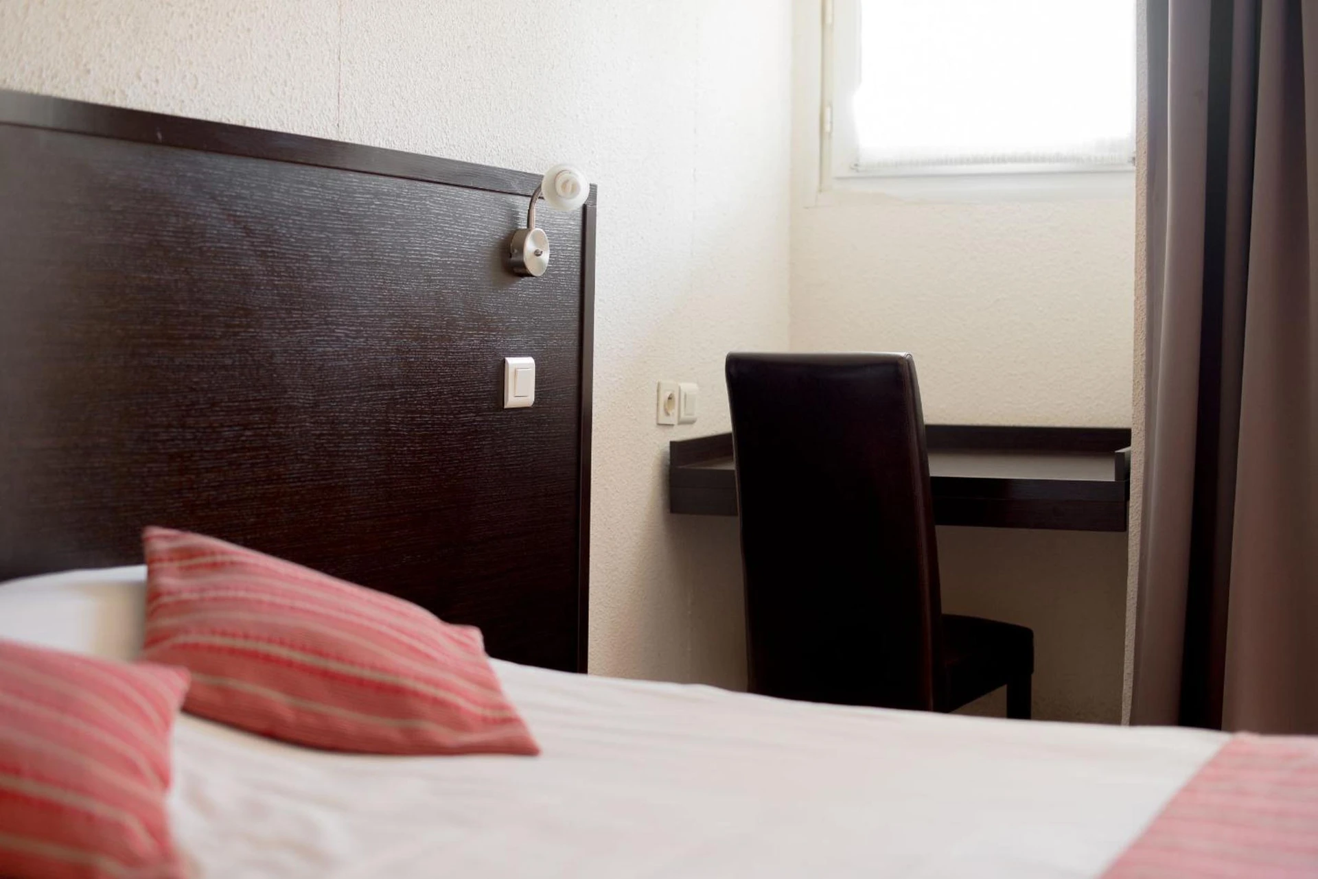 Chambre disponible pour un séminaire d'entreprise à Top Motel - Istres