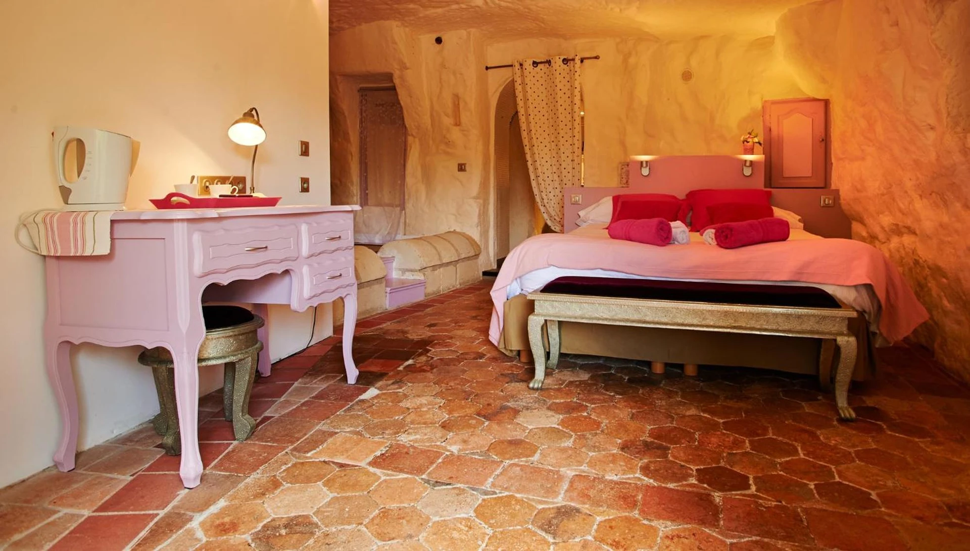 Chambre disponible pour un séminaire d'entreprise à Logis Hôtels Troglododo - Azay-le-Rideau