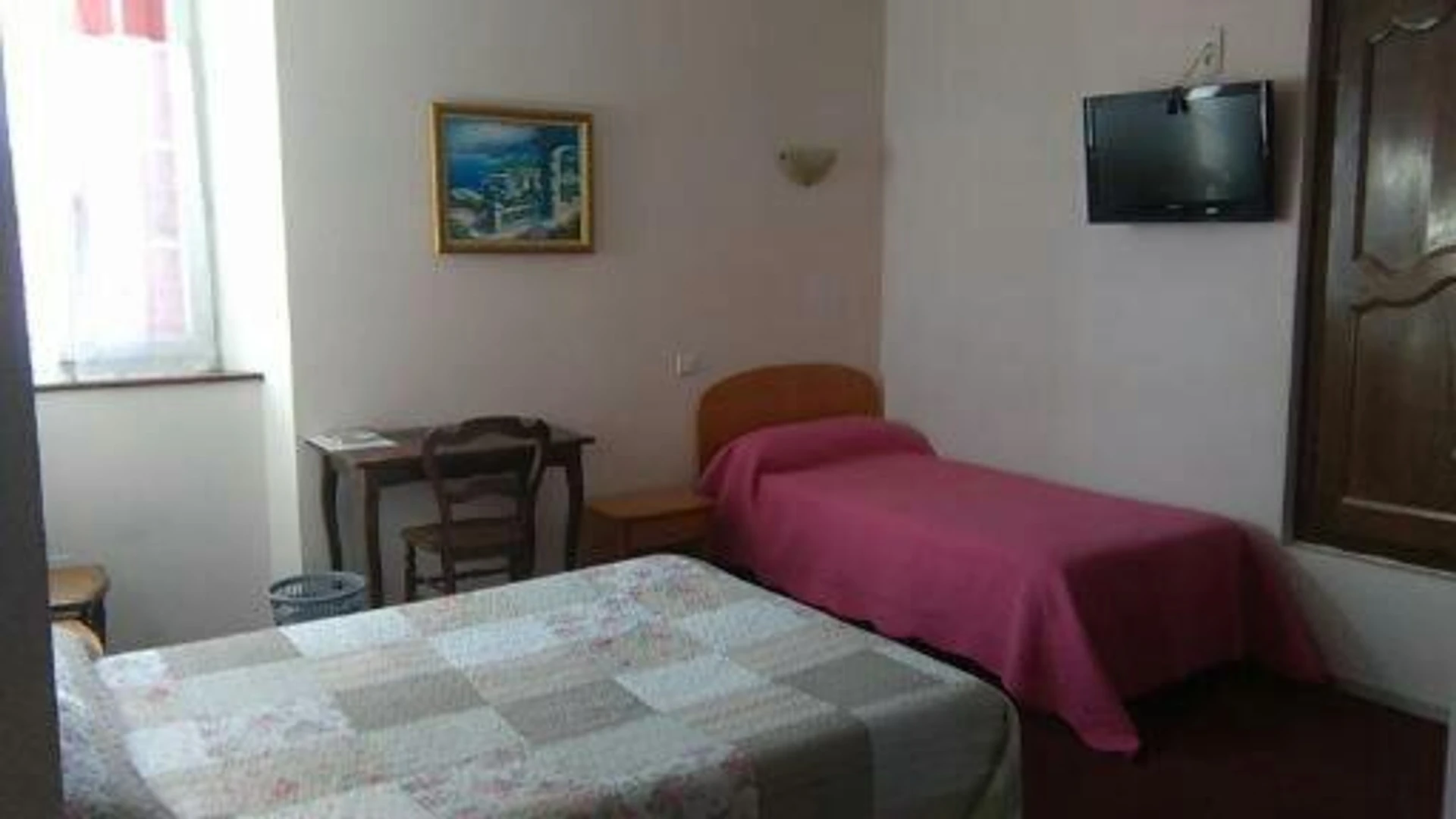 Chambre disponible pour un séminaire d'entreprise à Logis L'Auberge Basque - Ozon