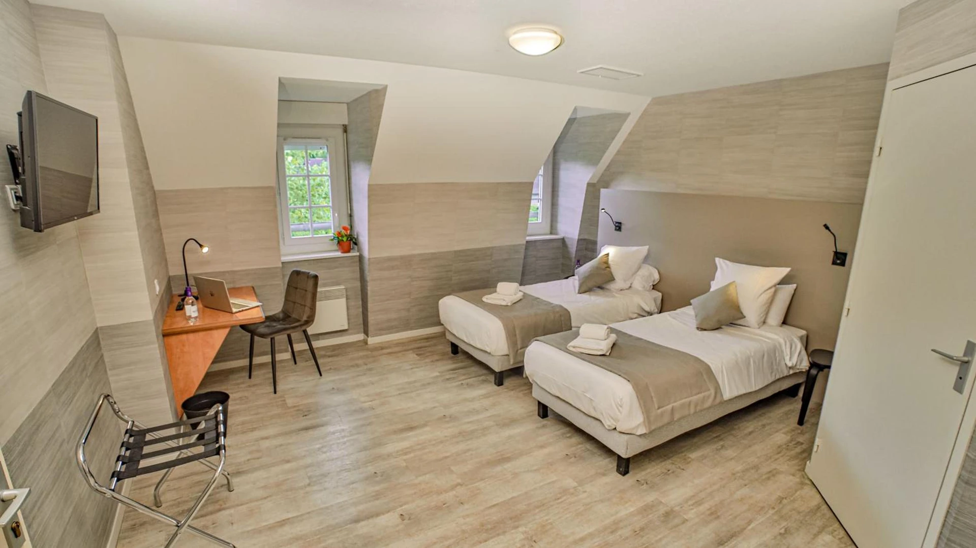 Chambre disponible pour un séminaire d'entreprise à L'HÔTEL DES BAINS - Salles-la-Source - Salles-la-Source