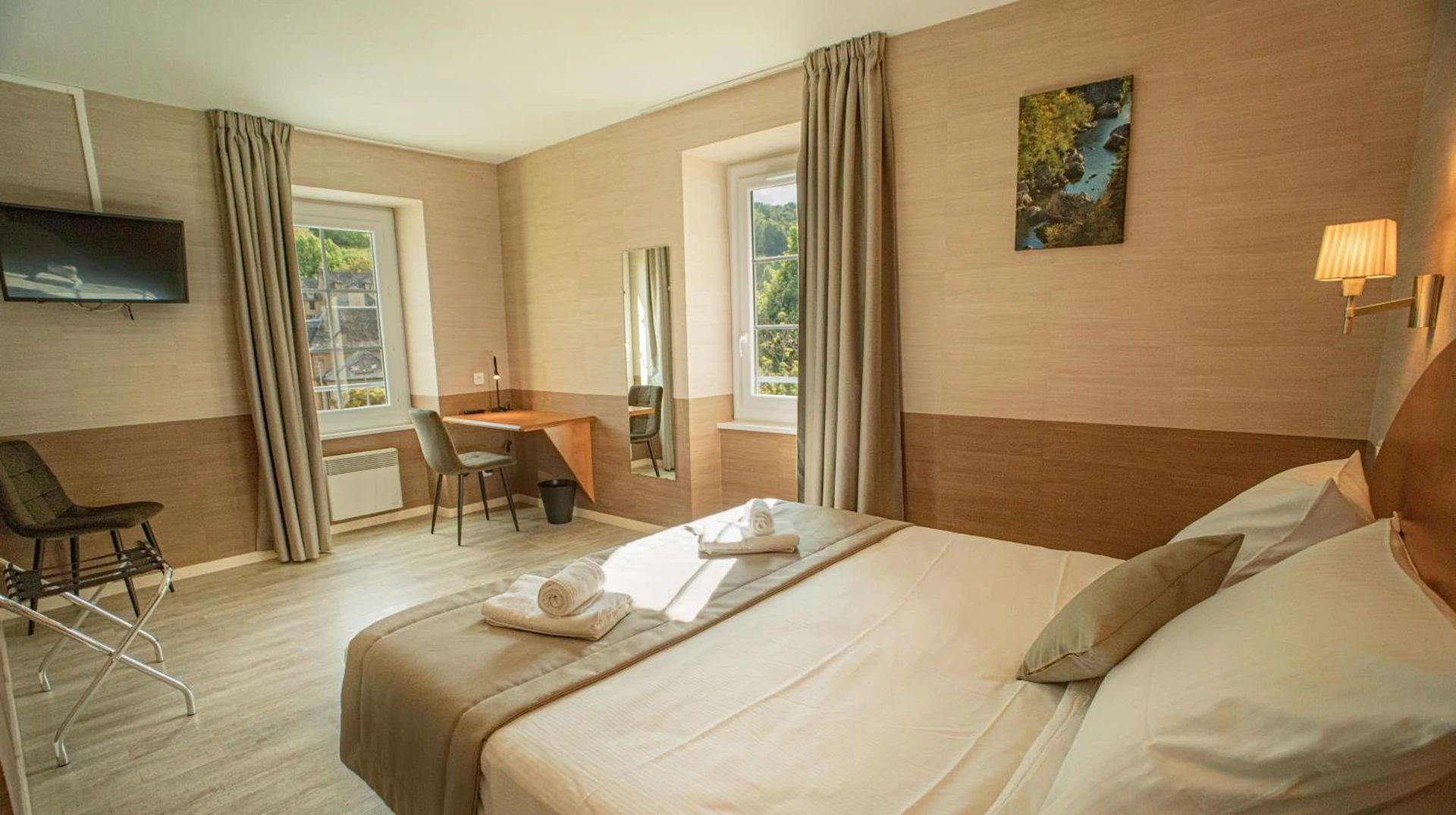 Chambre disponible pour un séminaire d'entreprise à L'HÔTEL DES BAINS - Salles-la-Source - Salles-la-Source