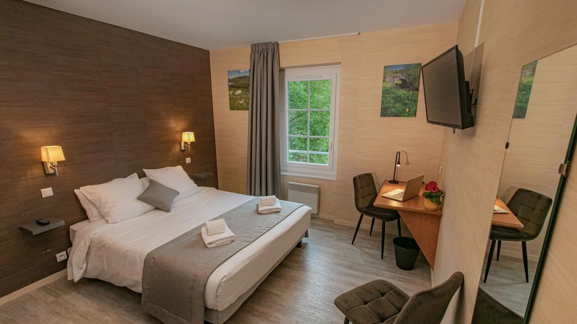 Chambre disponible pour un séminaire d'entreprise à L'HÔTEL DES BAINS - Salles-la-Source - Salles-la-Source