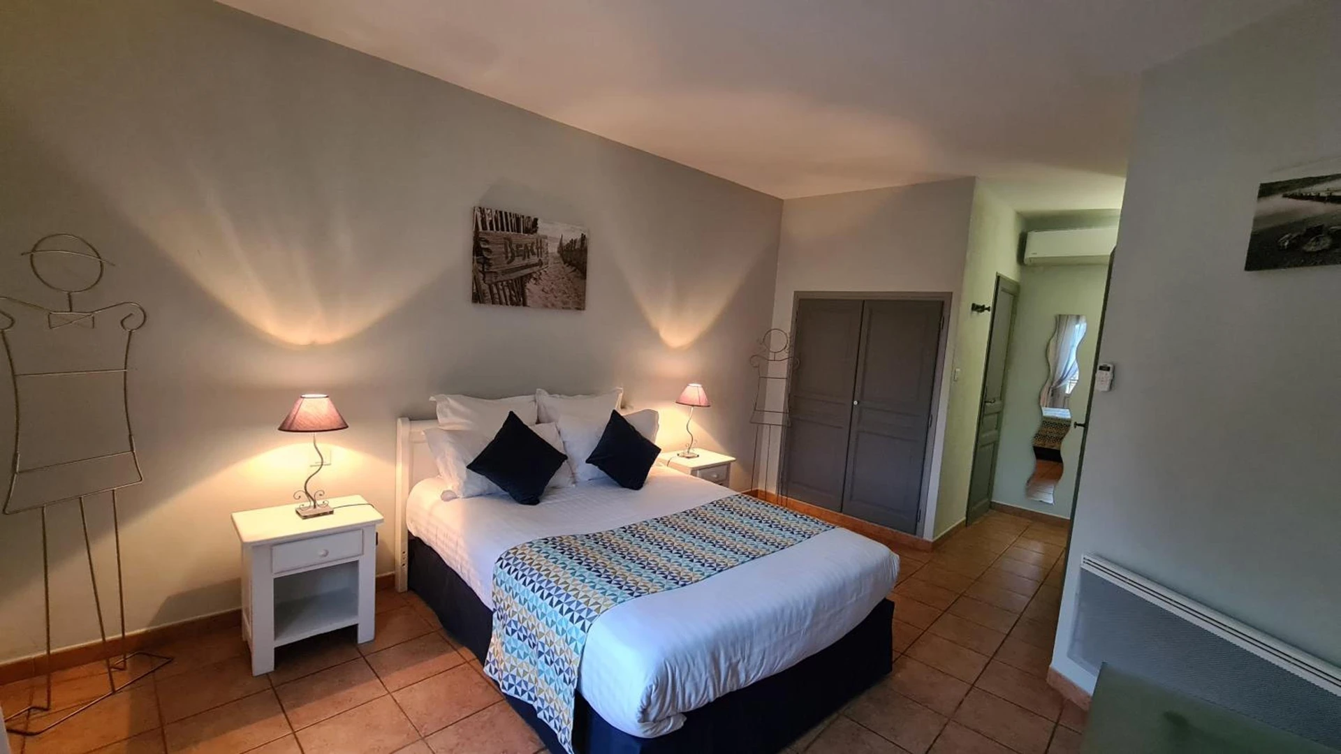 Chambre disponible pour un séminaire d'entreprise à Logis Hôtel La Bastide Saint Bach - Suze-la-Rousse