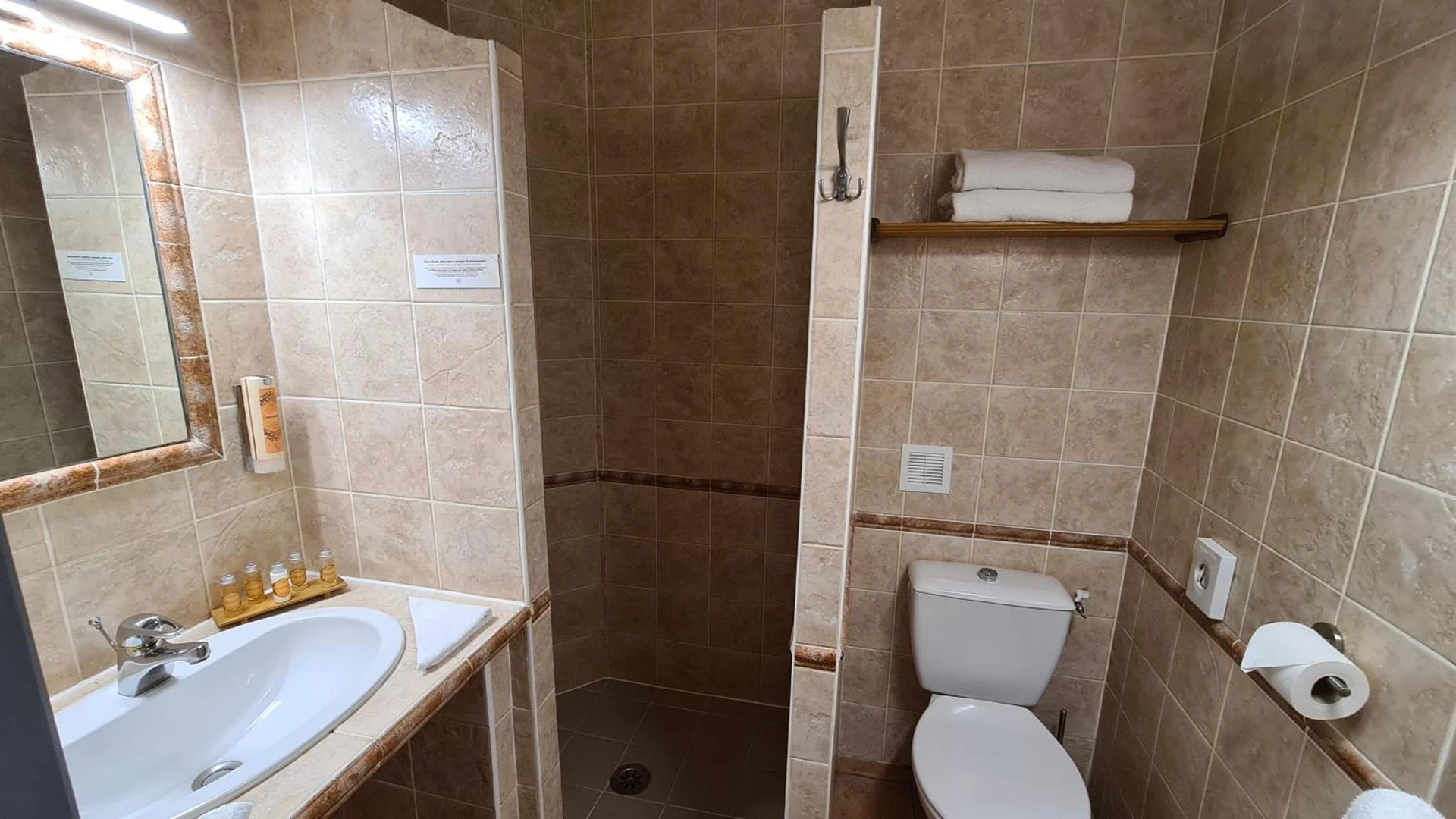 Chambre disponible pour un séminaire d'entreprise à Logis Hôtel La Bastide Saint Bach - Suze-la-Rousse