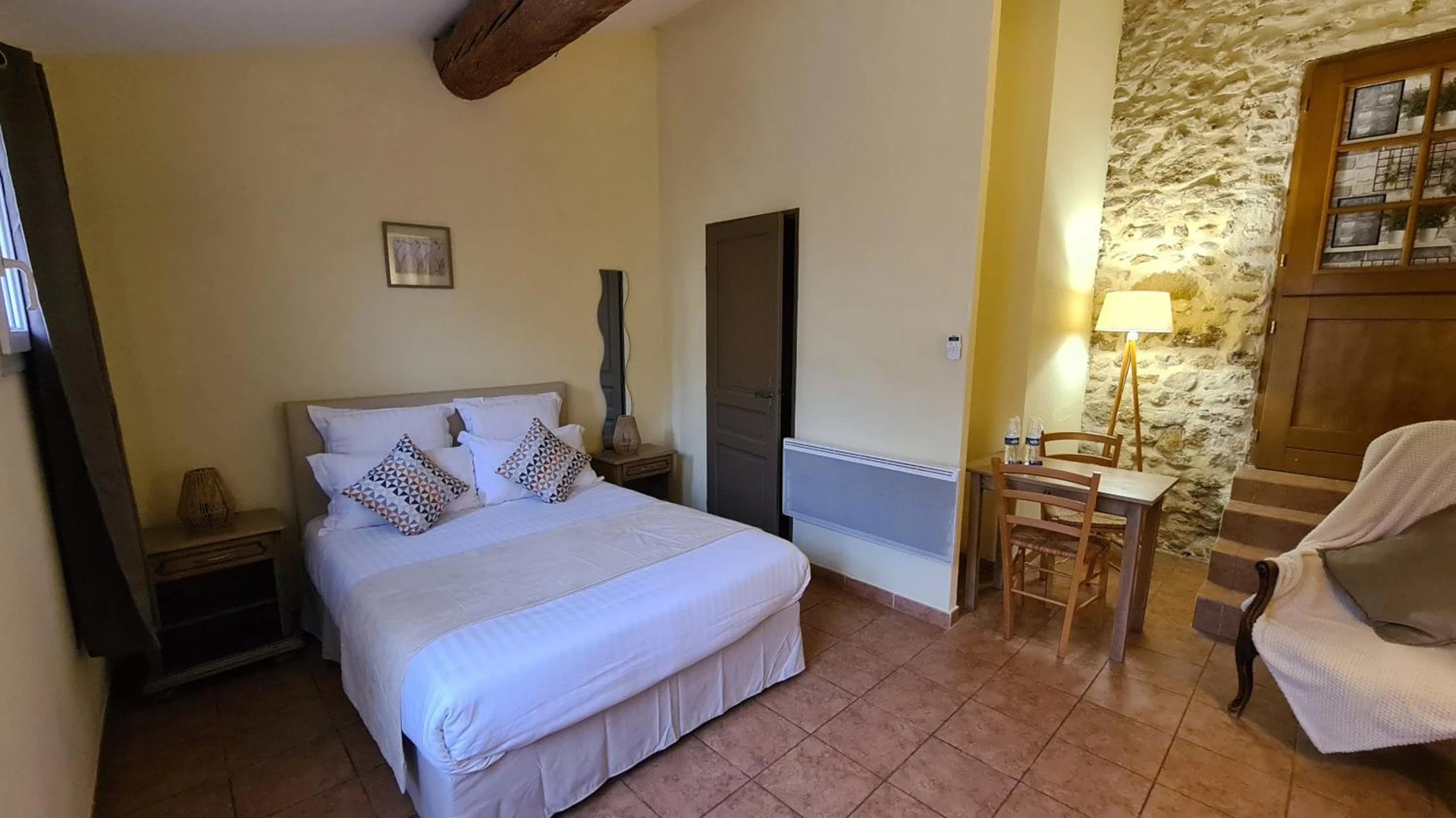 Chambre disponible pour un séminaire d'entreprise à Logis Hôtel La Bastide Saint Bach - Suze-la-Rousse