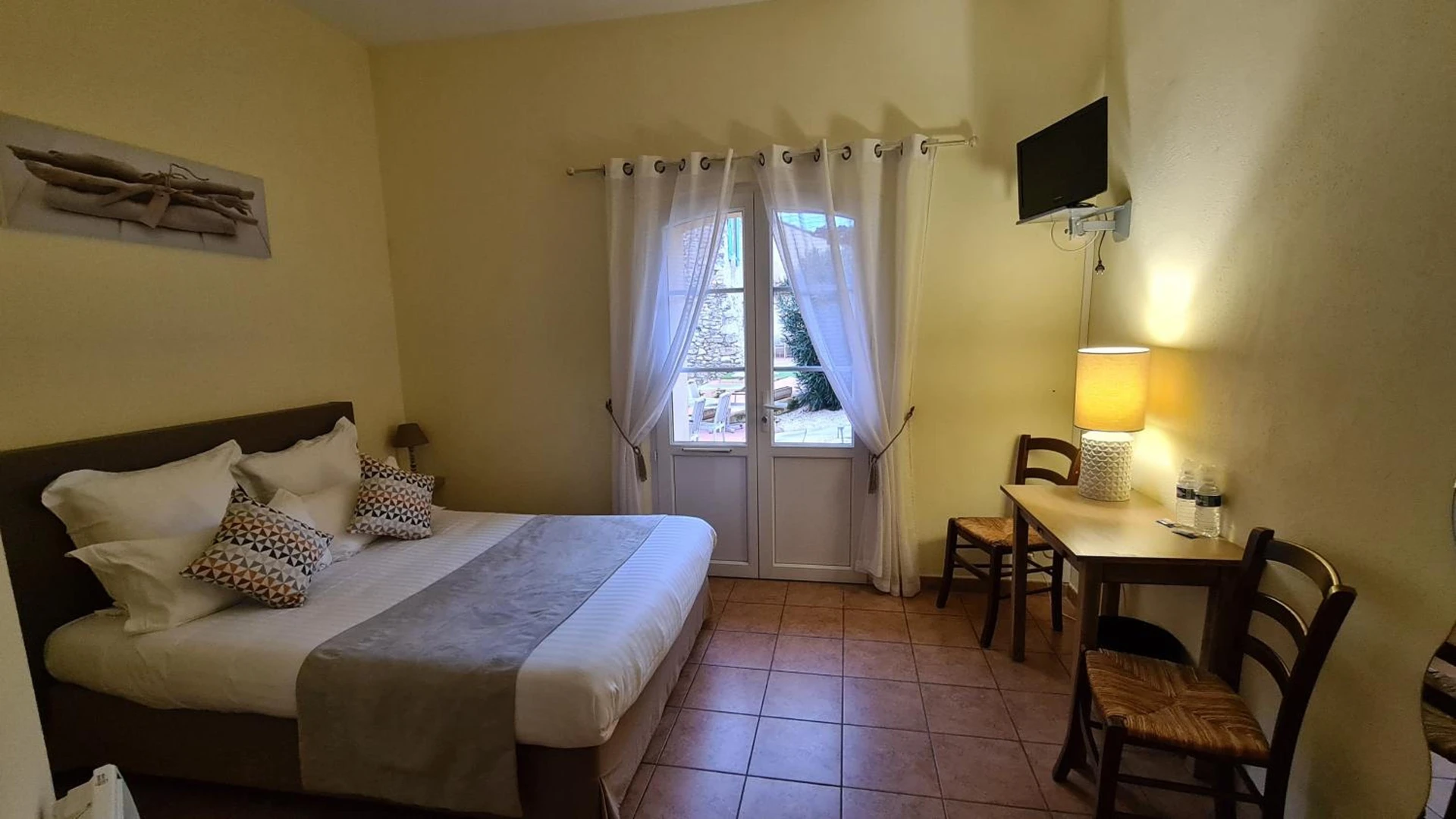 Magnifique chambre pour un séminaire d'entreprise à Logis Hôtel La Bastide Saint Bach - Suze-la-Rousse