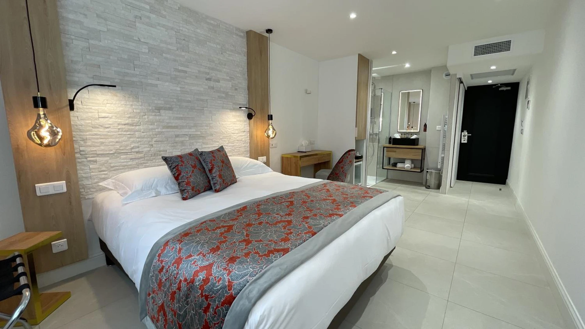 Chambre disponible pour un séminaire d'entreprise à Le Confidentiel Hôtel & SPA - Saint-Raphaël