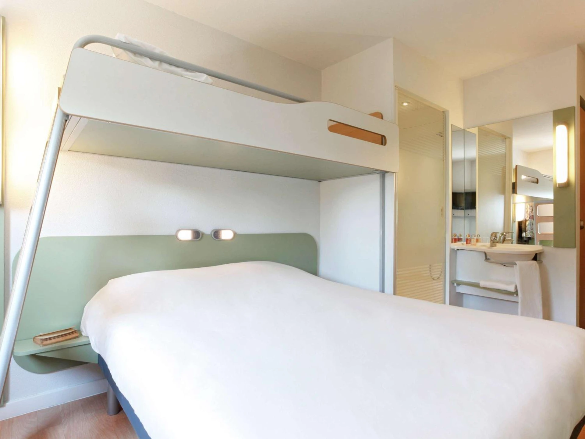 Chambre disponible pour un séminaire d'entreprise à Logis Hôtel de Port d'Alon - St Cyr sur Mer - Saint-Cyr-sur-Mer