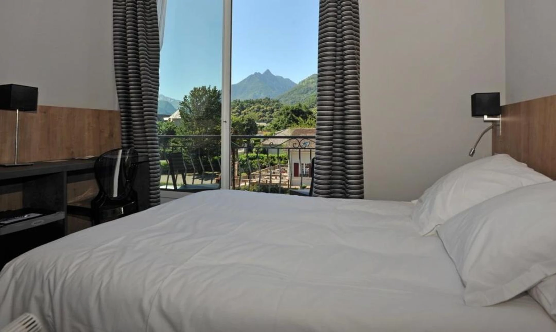 Chambre disponible pour un séminaire d'entreprise à Logis Hôtel Le Miramont - Argelès-Gazost