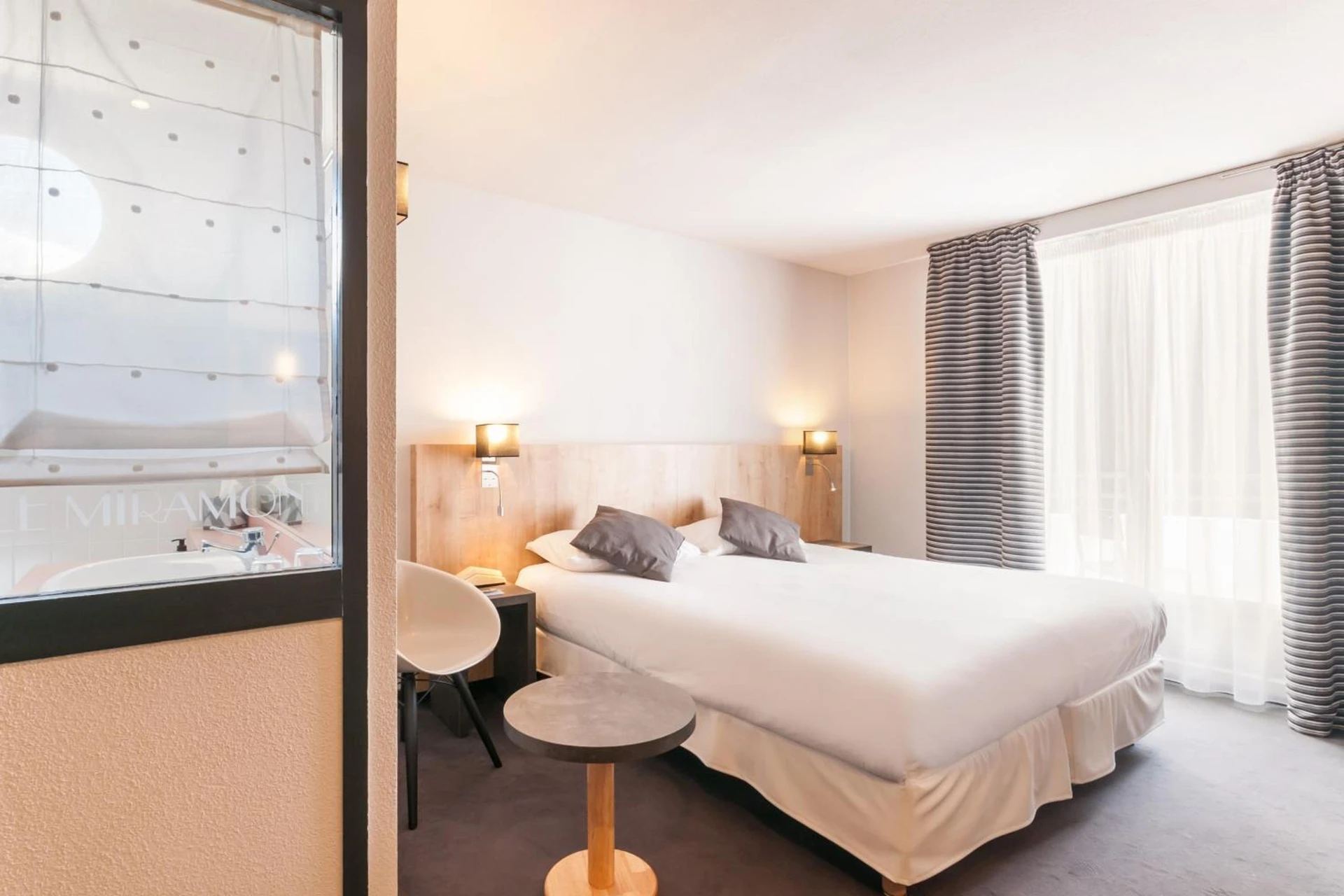 Chambre disponible pour un séminaire d'entreprise à Logis Hôtel Le Miramont - Argelès-Gazost