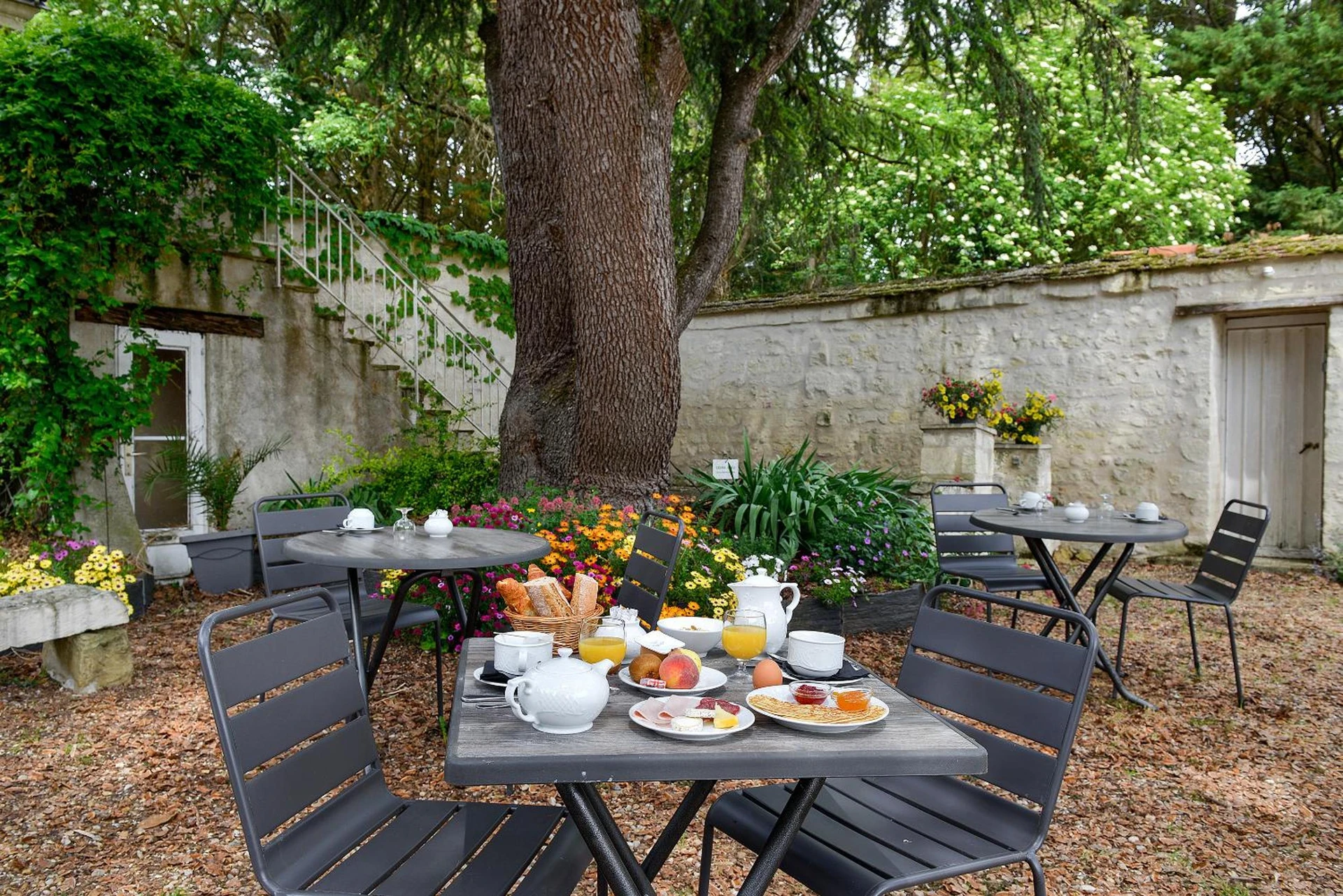 Ambiance de travail pour séminaire d'entreprise à Logis Manoir De La Giraudière - Beaumont-en-Véron