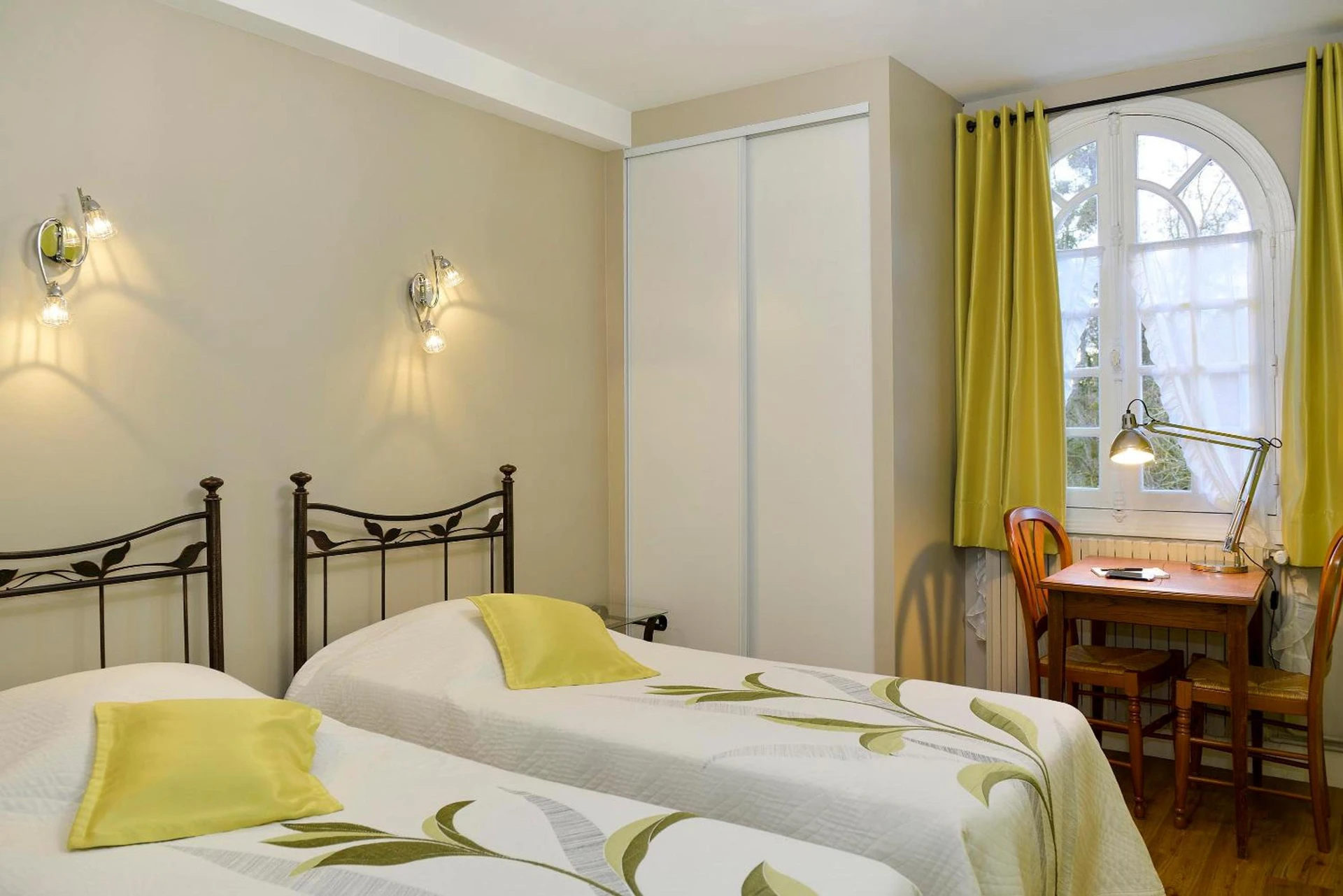 Chambre disponible pour un séminaire d'entreprise à Logis Manoir De La Giraudière - Beaumont-en-Véron