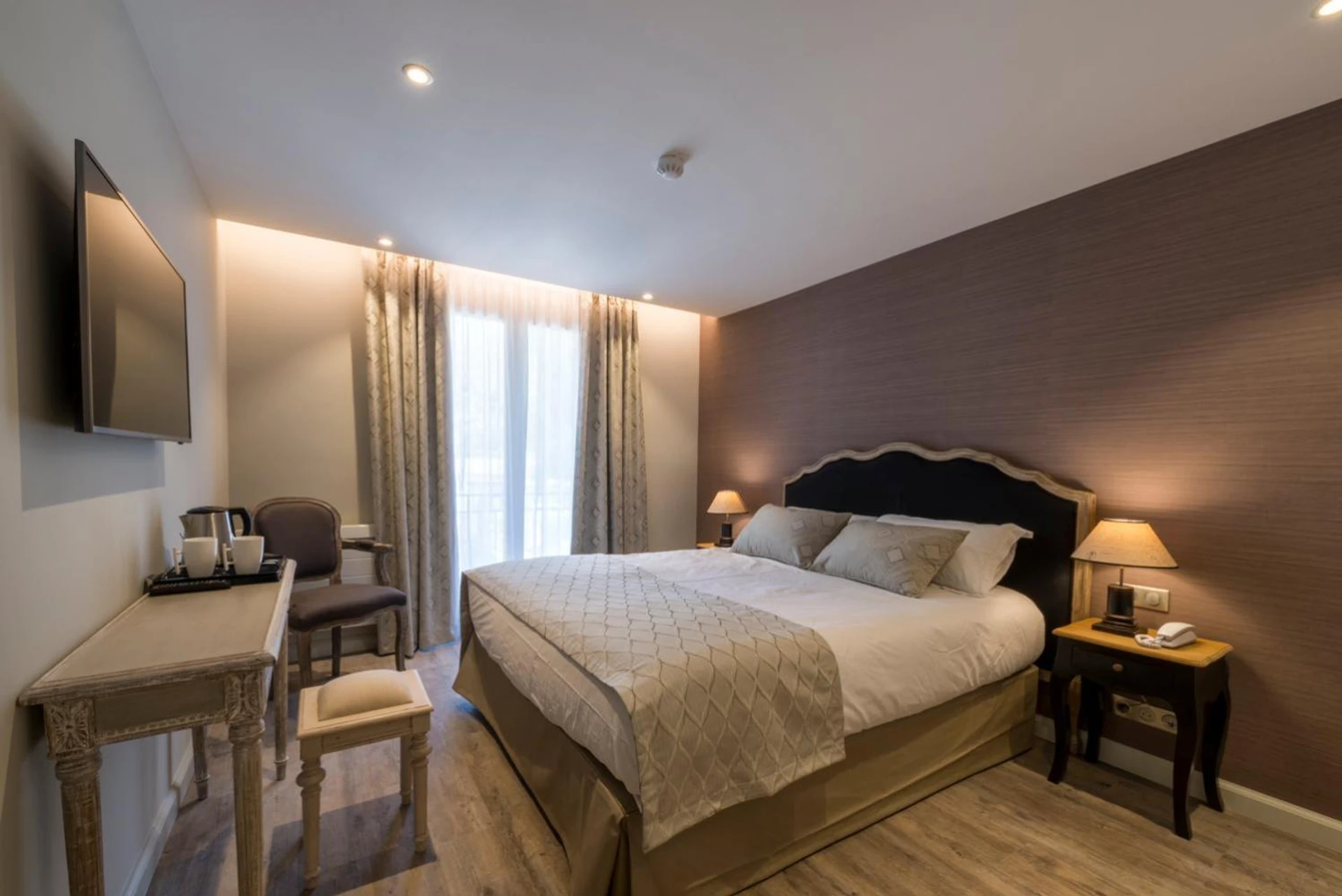 Magnifique chambre pour un séminaire d'entreprise à Nouvel Hôtel du Commerce - Castellane