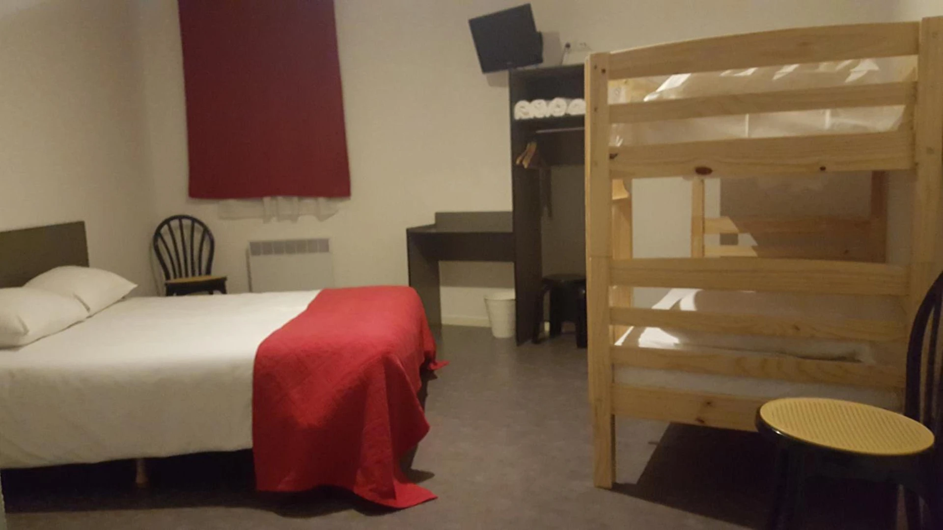Chambre disponible pour un séminaire d'entreprise à Relax Hotel - Maillat