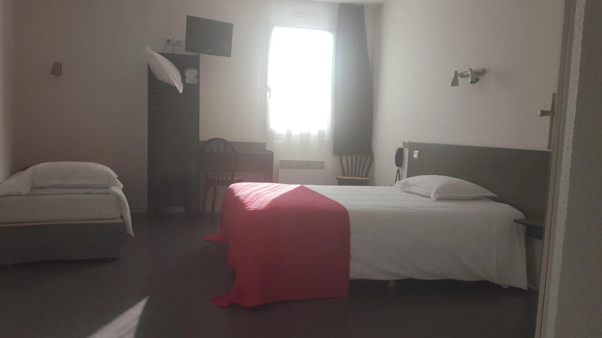Chambre disponible pour un séminaire d'entreprise à Relax Hotel - Maillat