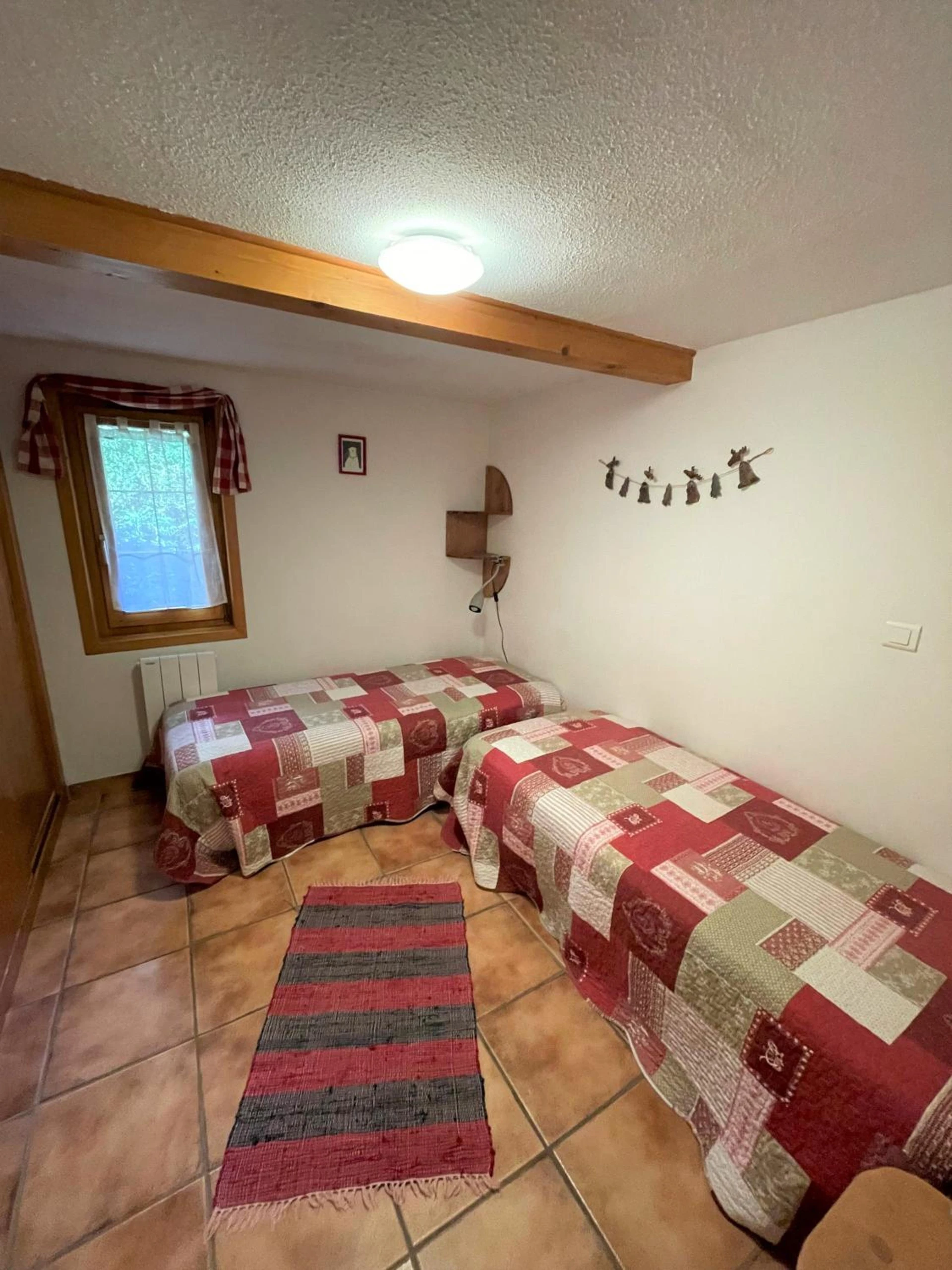 Chambre disponible pour un séminaire d'entreprise à "CHALET LES ARAVIS" chalet et Appartements - Le Grand-Bornand