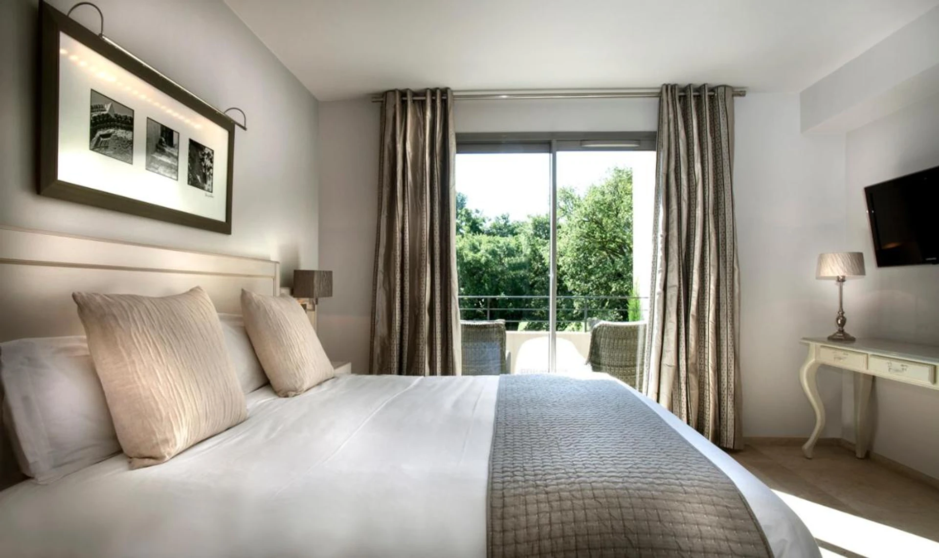 Chambre disponible pour un séminaire d'entreprise à Résidence Hôtelière 4 étoiles Les Mas du Grand Vallon - Mougins