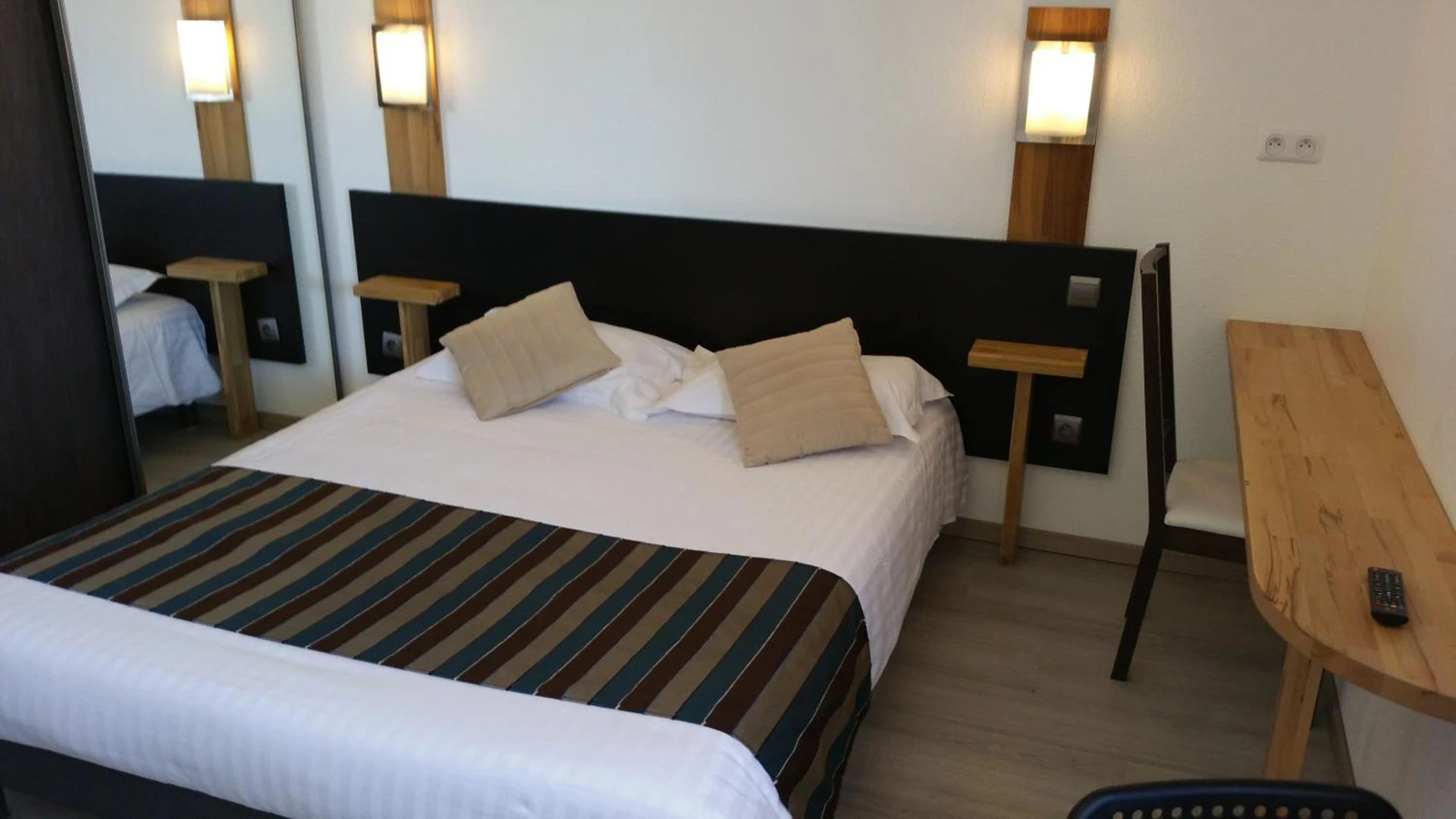 Chambre disponible pour un séminaire d'entreprise à Appart'hotel Residella House Room & Kitchen Avignon Le Pontet - Le Pontet