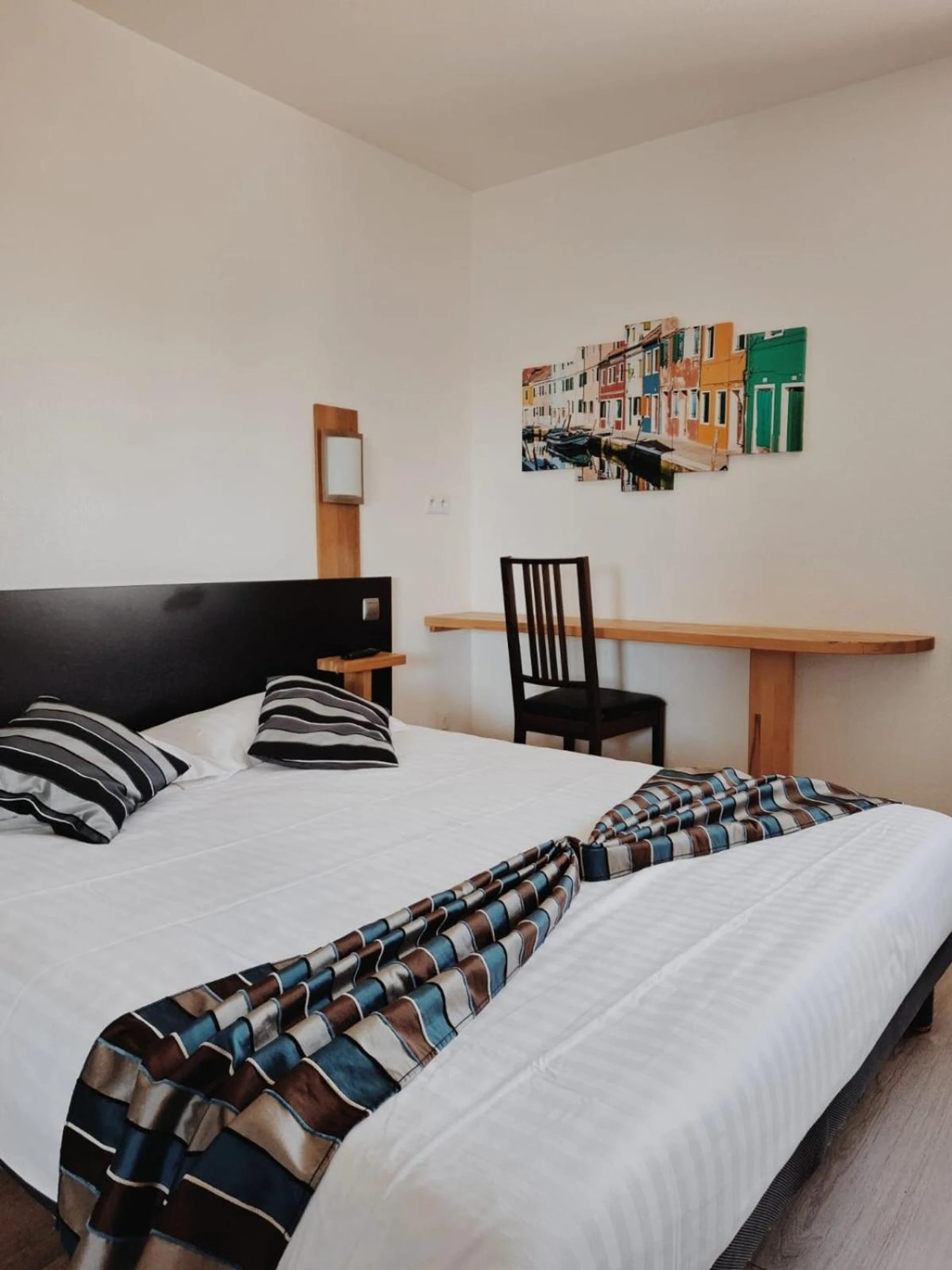 Chambre disponible pour un séminaire d'entreprise à Appart'hotel Residella House Room & Kitchen Avignon Le Pontet - Le Pontet