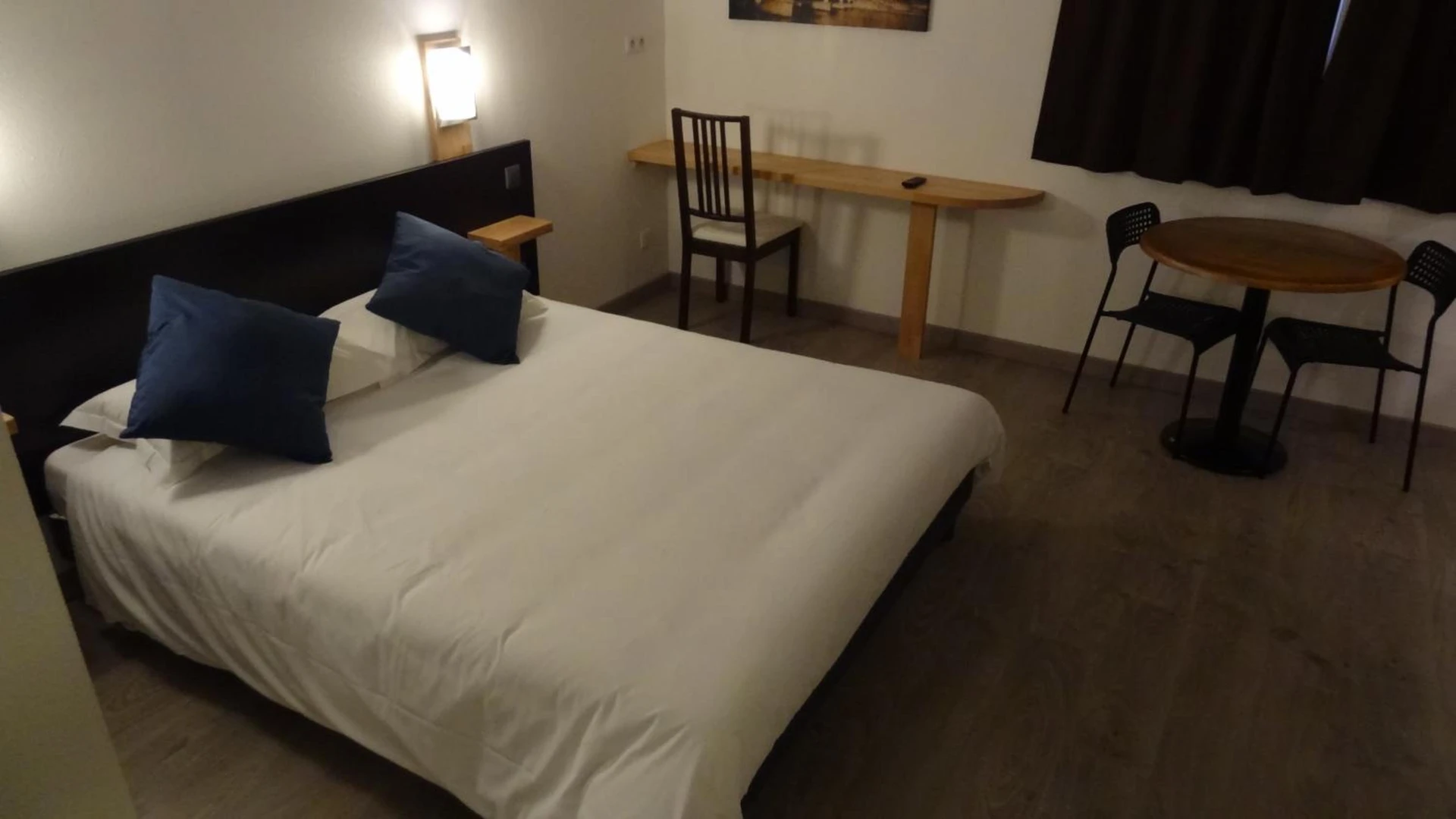 Chambre disponible pour un séminaire d'entreprise à Appart'hotel Residella House Room & Kitchen Avignon Le Pontet - Le Pontet