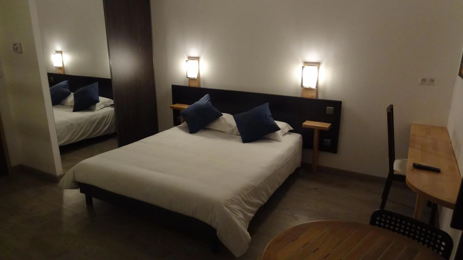 Magnifique chambre pour un séminaire d'entreprise à Appart'hotel Residella House Room & Kitchen Avignon Le Pontet - Le Pontet