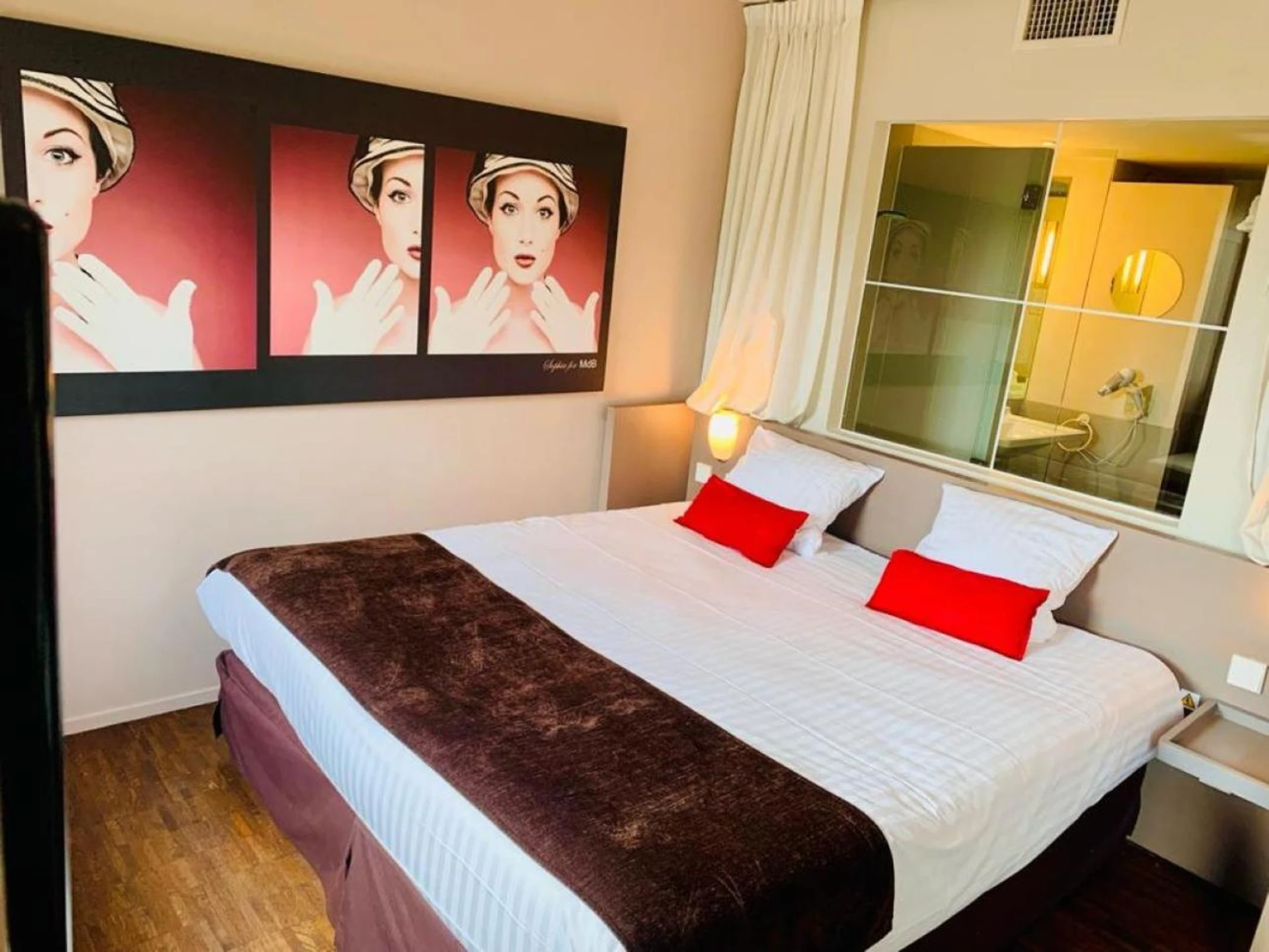 Chambre disponible pour un séminaire d'entreprise à Standing Hotel Suites by Actisource - Roissy-en-France