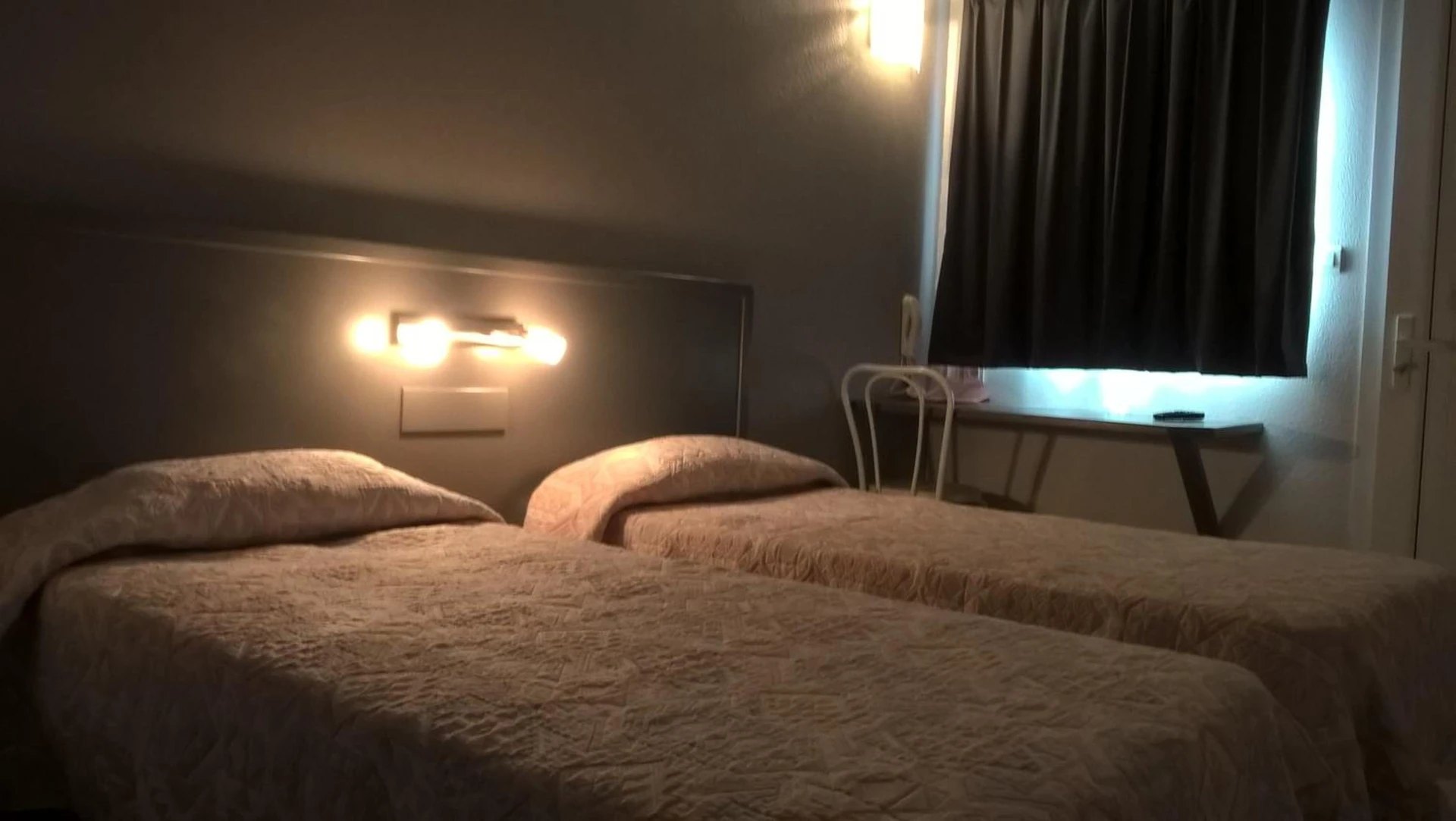 Chambre disponible pour un séminaire d'entreprise à Riv'Hotel - Maleville