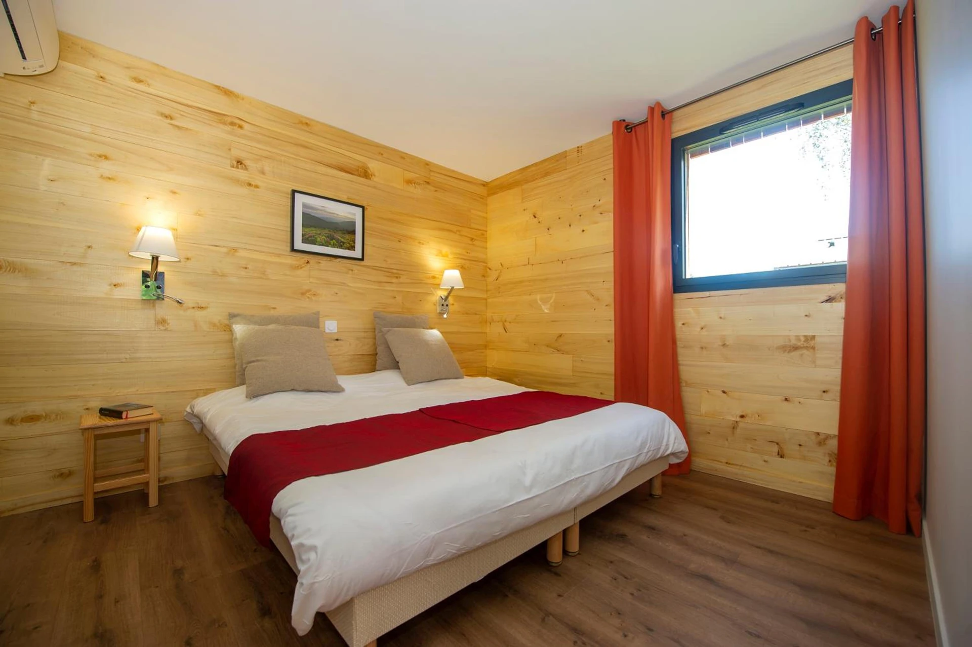 Chambre disponible pour un séminaire d'entreprise à Village de vacances Les Lambrilles - La Bastide-de-Sérou