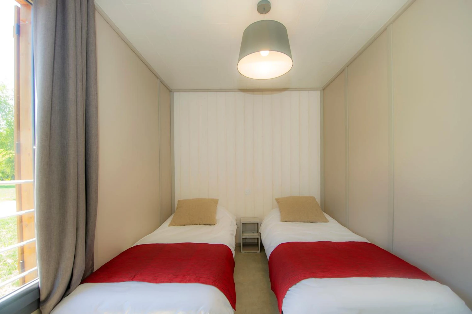 Magnifique chambre pour un séminaire d'entreprise à Village de vacances Les Lambrilles - La Bastide-de-Sérou